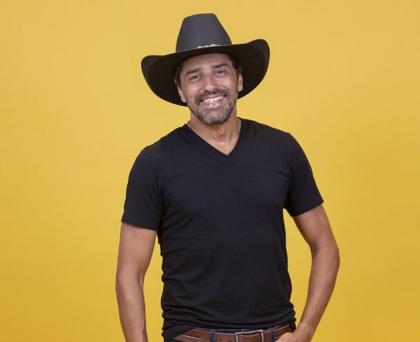 Imagem de Alberto Cowboy para o BBB 26 em um fundo amarelo - Metrópoles