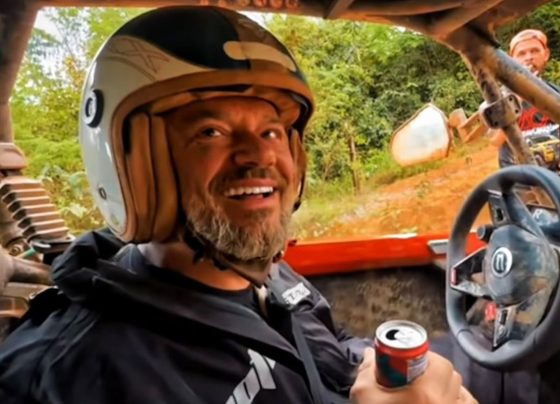 Biólogo Richard Rasmussen a bordo de um UTV