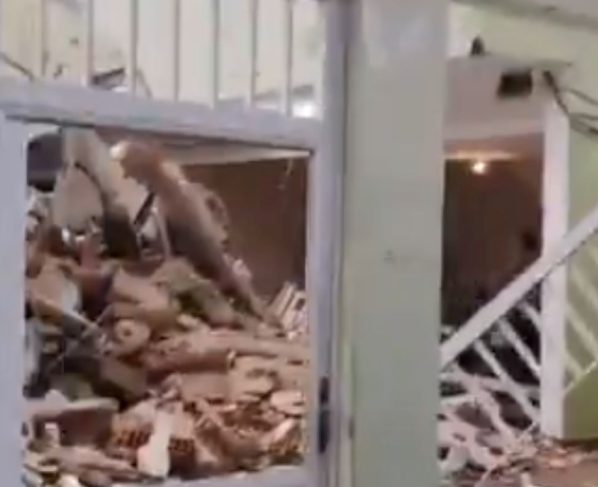 Foto colorida de prédio residencial de dois andares após desabamento na zona norte do Rio - Metrópoles