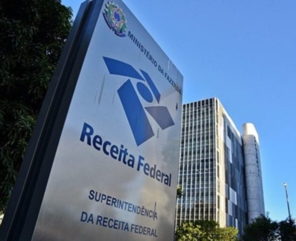 leilão receita federal iphone pedras preciosas esmeraldas