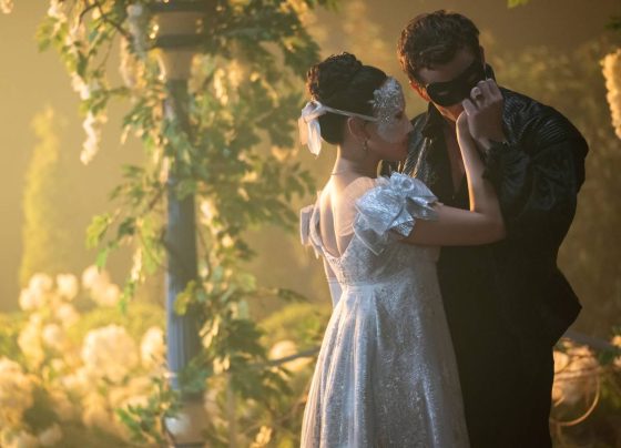 foto com cor. figurinos da quarta temporada de bridgerton - metrópoles