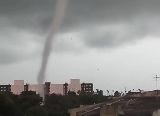 Imagem colorida mostra tornado que atingiu Pelotas, no Rio Grande do Sul - Metrópoles