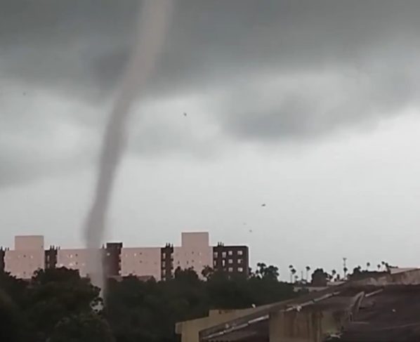 Imagem colorida mostra tornado que atingiu Pelotas, no Rio Grande do Sul - Metrópoles