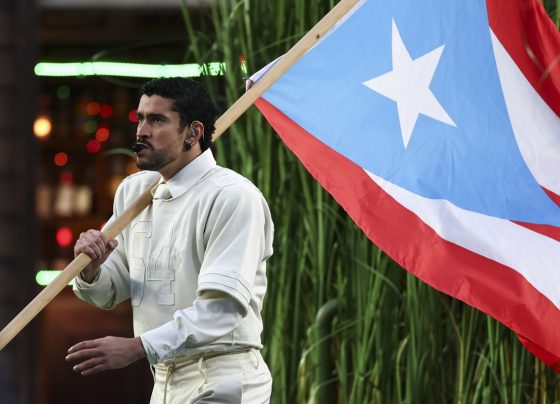 Bad Bunny durante apresentação no intervalo do Super Bowl