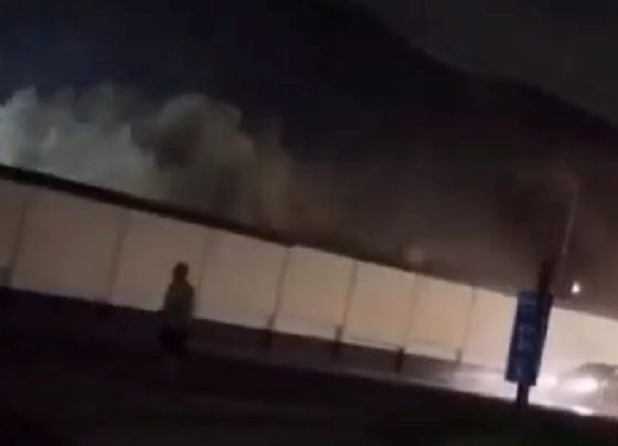 Foto colorida de tubulação com rompimento jorrando água em Nova Iguaçu - Metrópoles