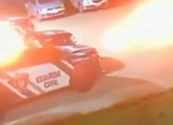 Viatura e pátio da GCM pegando fogo após atentado - (Foto: reprodução)