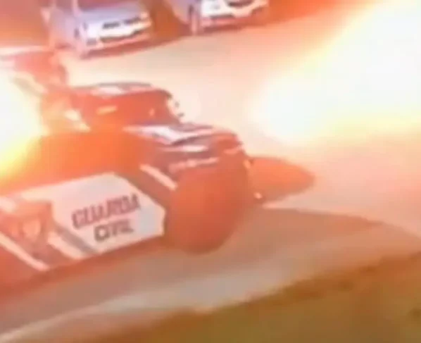 Viatura e pátio da GCM pegando fogo após atentado - (Foto: reprodução)