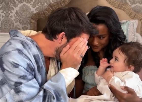 Jonathan Bailey, Simone Ashley e bebê nos bastidores da série Bridgerton - Metrópoles