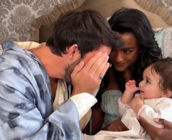 Jonathan Bailey, Simone Ashley e bebê nos bastidores da série Bridgerton - Metrópoles