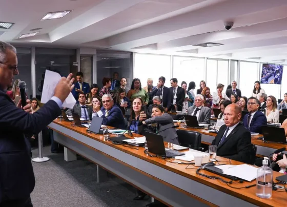 Governo derrota oposição na CPI do INSS e rejeita relatório que pedia indiciamento de Lulinha