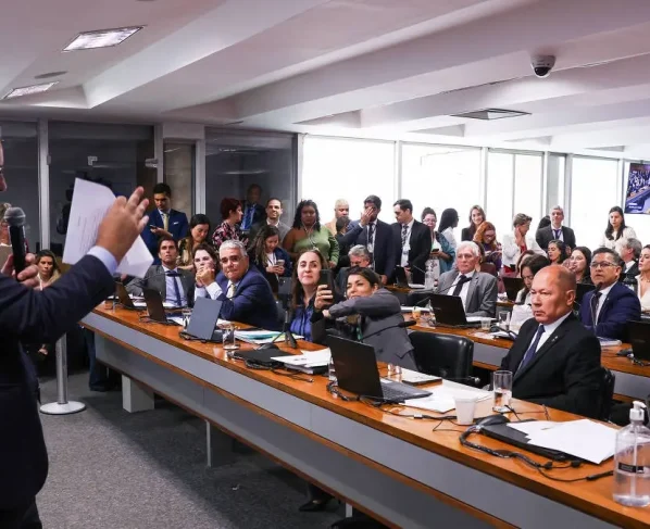 Governo derrota oposição na CPI do INSS e rejeita relatório que pedia indiciamento de Lulinha