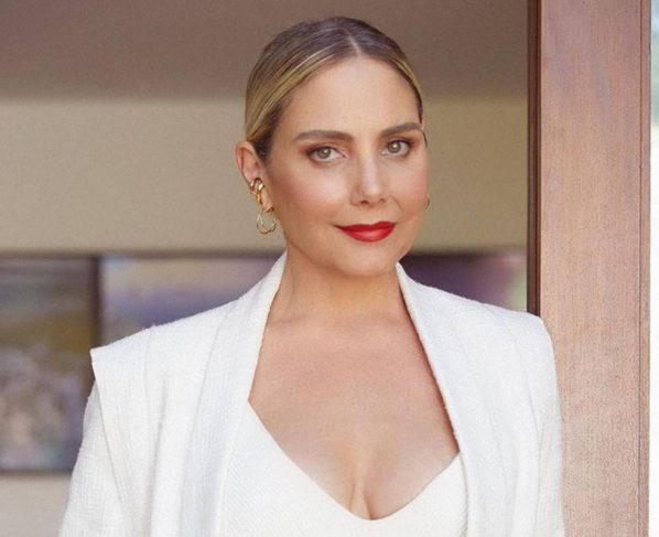 foto de uma mulher loira, branca, usando batom vermelho. ela usa look branco - Metrópoles