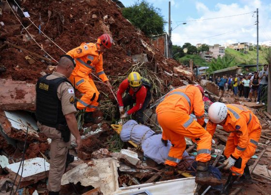Equipes de emergência e resgate bombeiros CBMMG trabalham no resgate de sobrevivêntes após as devastadoras enchentes em Minas Gerais Juiz de Fora - metrópoles 3