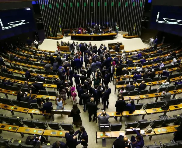 Foto mostra plenário da Câmara dos Deputados, em Brasília