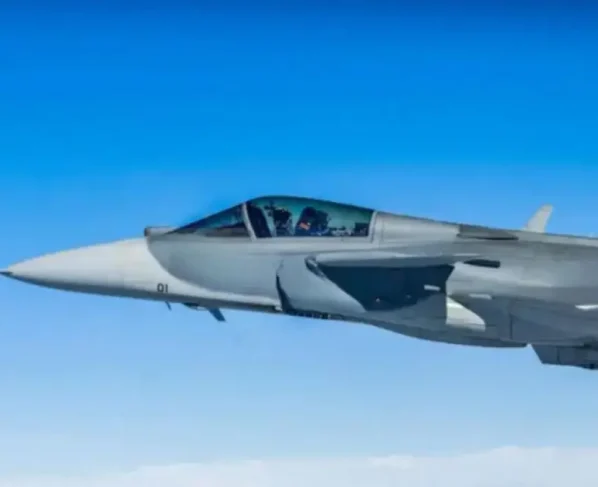 Imagem mostra caça da Força Aérea durante voo