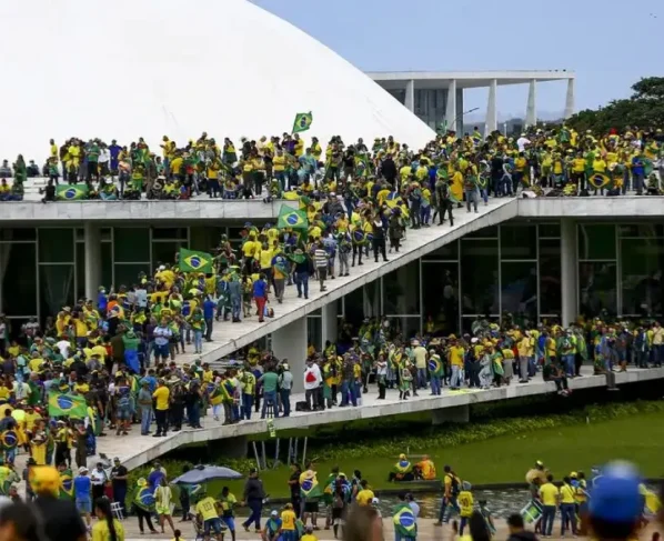 Imagem mostra manifestantes na rampa do Congresso