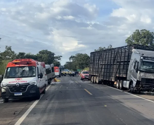 Grave acidente entre van, carro e caminhão deixa 8 mortos na BR-020, em Formosa