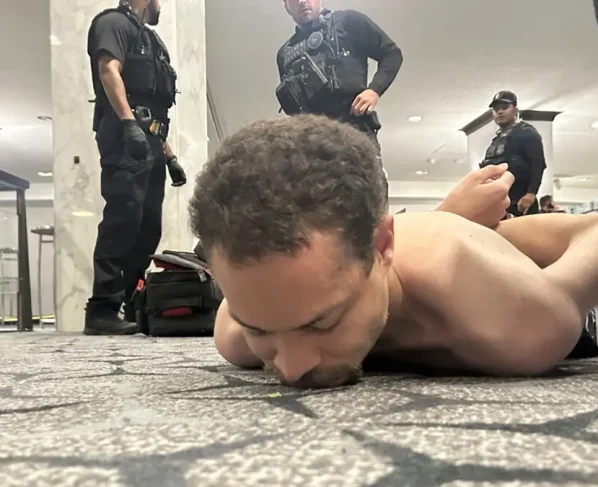 Trump divulga fotos de atirador preso e vídeo do ataque