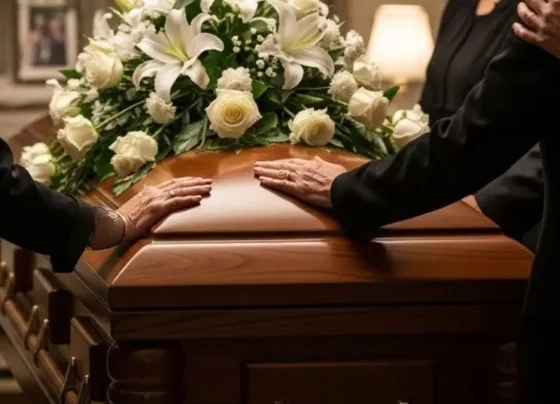 Vídeo: mulheres brigam sobre caixão de amante durante velório: 'Quase o mataram de novo' tampa do caixão quase se solta