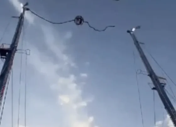 Cabo de brinquedo ‘estilingue humano’ se rompe e crianças ficam feridas