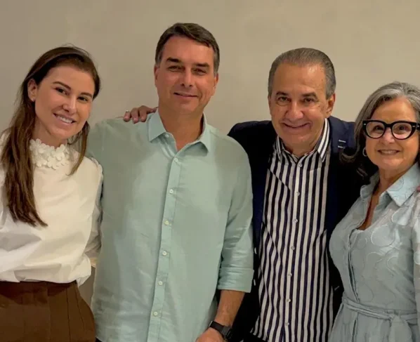 Flávio Bolsonaro sela reaproximação com Silas Malafaia e apoio na eleição em culto no Rio