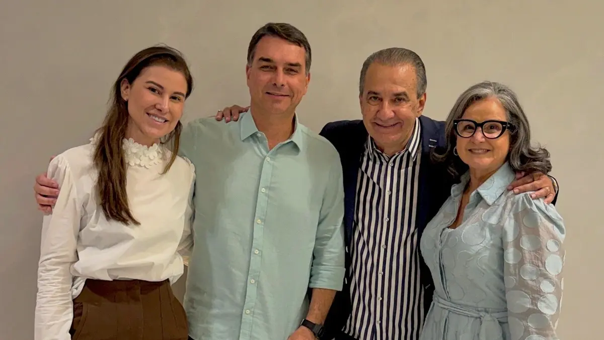 Flávio Bolsonaro sela reaproximação com Silas Malafaia e apoio na eleição em culto no Rio