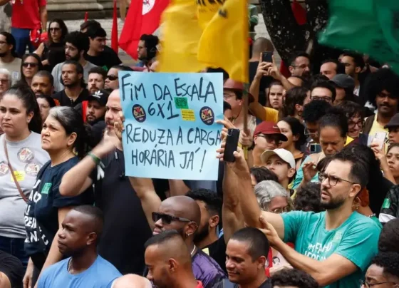 Imagem mostra trabalhadores durante ato em defesa do fim da escala 6x1