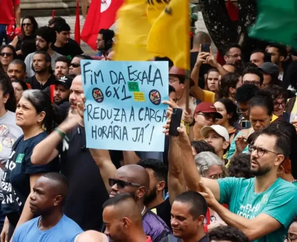 Imagem mostra trabalhadores durante ato em defesa do fim da escala 6x1