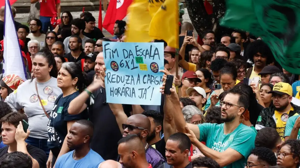 Imagem mostra trabalhadores durante ato em defesa do fim da escala 6x1