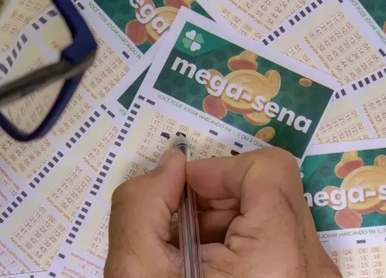 Mão preenchendo jogo da Mega-Sena