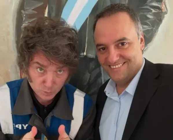 o-presidente-argentino-javier-milei-e-seu-entao-chefe-de-gabinete-manuel-adorni-1782600889295_v2_900x506