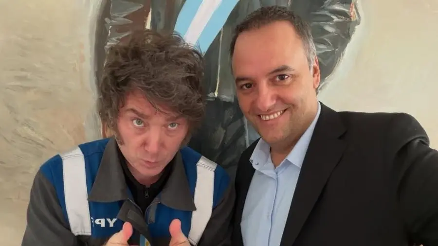 o-presidente-argentino-javier-milei-e-seu-entao-chefe-de-gabinete-manuel-adorni-1782600889295_v2_900x506