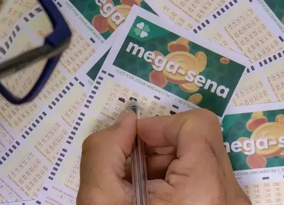 Imagem mostra apostar preenchendo cartelas da Mega Sena