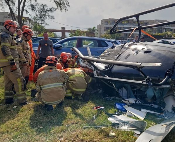 Bombeiros fazem resgate de corpos após queda de dois helicópteros no Rio de Janeiro
