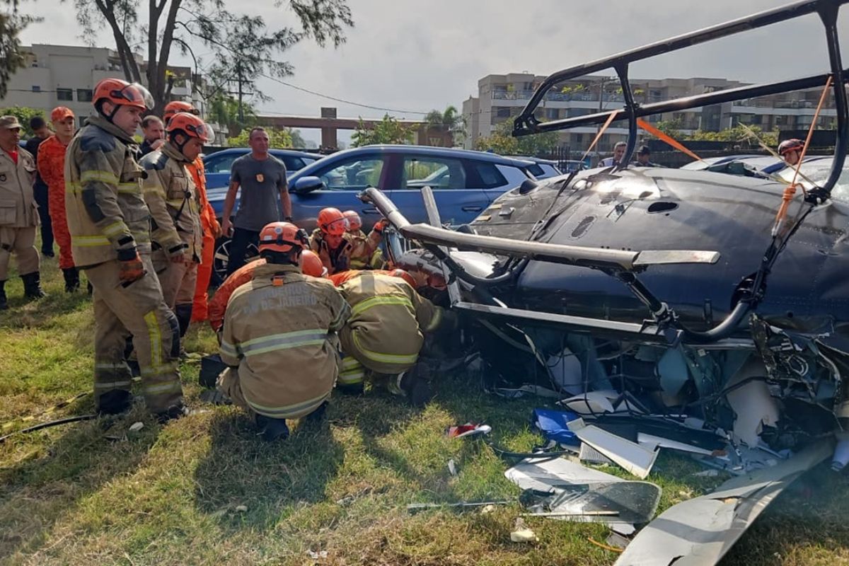 Bombeiros fazem resgate de corpos após queda de dois helicópteros no Rio de Janeiro