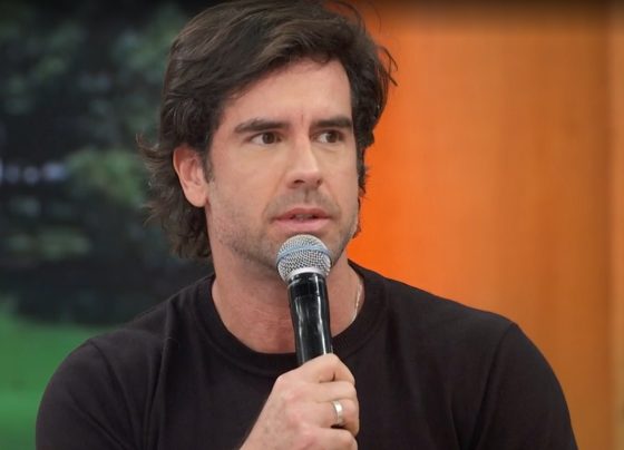 Imagem colorida de Marcos Pitombo no Encontro com Patricia Poeta - Metrópoles