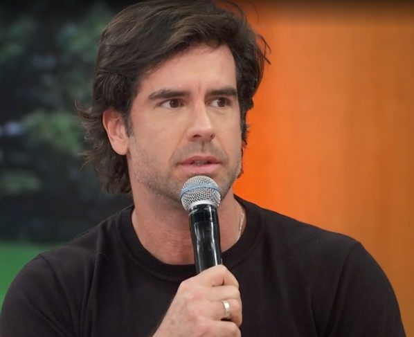 Imagem colorida de Marcos Pitombo no Encontro com Patricia Poeta - Metrópoles