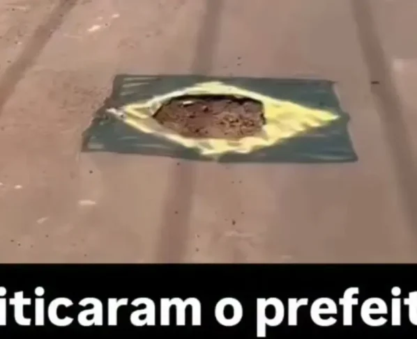 Em clima de Copa do Mundo, moradores pintam buracos nas ruas com cores do Brasil; vídeo “Só faltou escrever ordem e progresso”