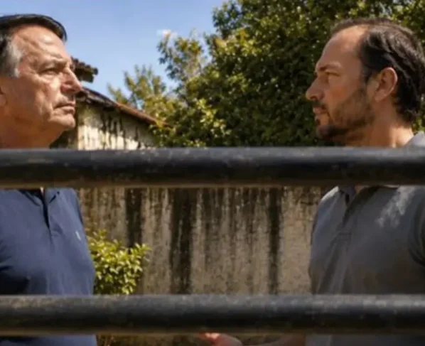 Carlos Bolsonaro chama prisão domiciliar do pai de 'cárcere' e diz que ele está 'ciente de tudo'