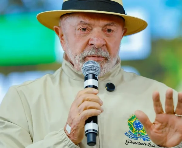 Lula chama Flávio de 'traidor da pátria' após senador sugerir que Trump decida sobre tarifaço após a eleição