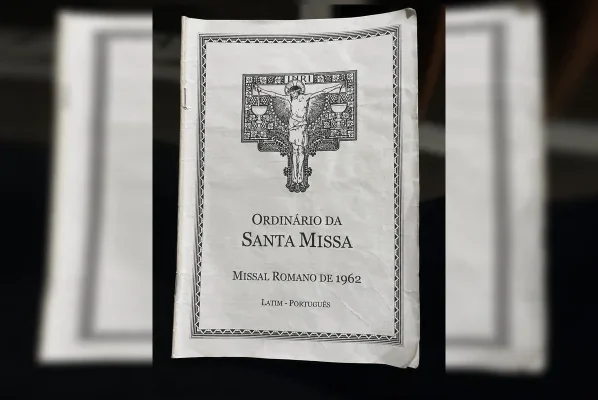 Véu, latim e padre de costas: como é a missa celebrada por religioso excomungado - destaque galeria