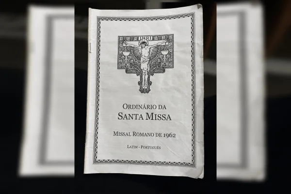 Véu, latim e padre de costas: como é a missa celebrada por religioso excomungado - destaque galeria